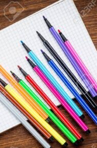 quaderni, fogli da disegno, fogli colorati, penne, pennarelli, pennelli e colori