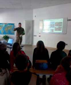 Forze dell'ordine e esercito a scuola
