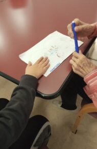 🎨 Disegni ed emozioni Un particolare dei lavori realizzati dagli alunni e donati agli ospiti della struttura.