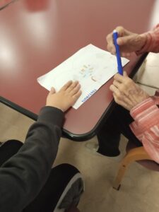 🎨 Disegni ed emozioniUn particolare dei lavori realizzati dagli alunni e donati agli ospiti della struttura.